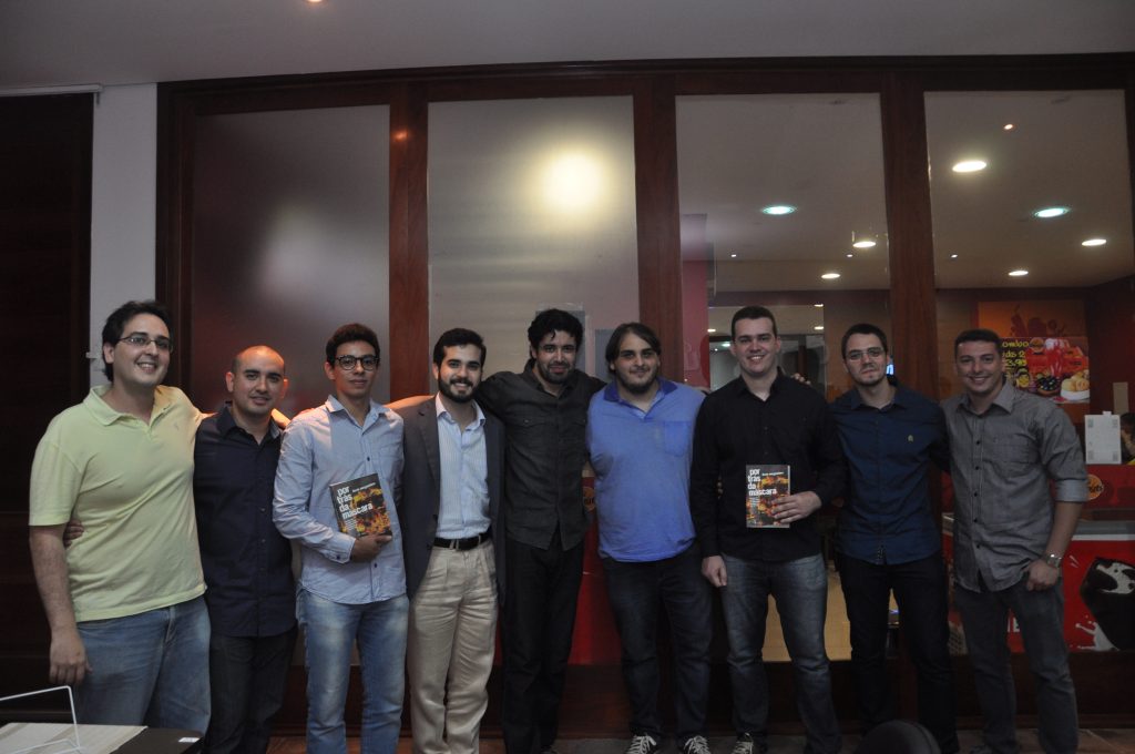 Fundadores e o palestrante do primeiro evento oficial do IB, Flávio Morgenstern. Da esquerda para a direita: Mateus Mota, Pedro Augusto, Antônio Gomes, Danilo Moreira, Flávio Morgenstern, Sávio Mota, Bruno Nascimento e Lucas Salgado.